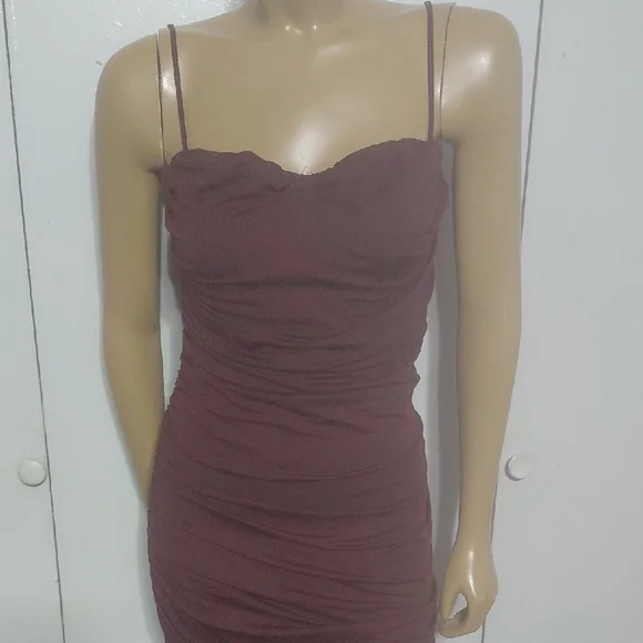 ♻️👗 Burgundy Ruched Dress - Picture 4 of 15